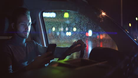 el hombre guapo toma una llamada en el coche