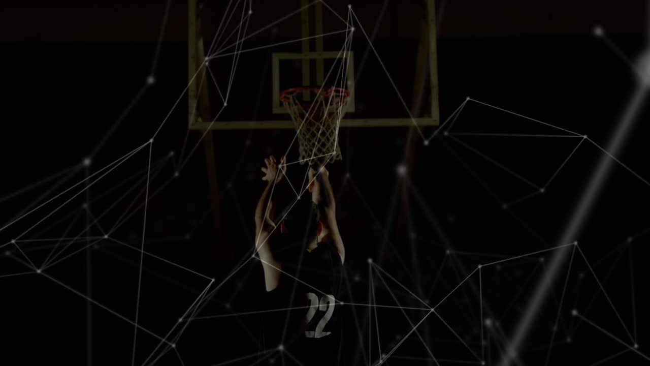 animación de redes de conexiones sobre jugador de baloncesto masculino biracial en el gimnasio