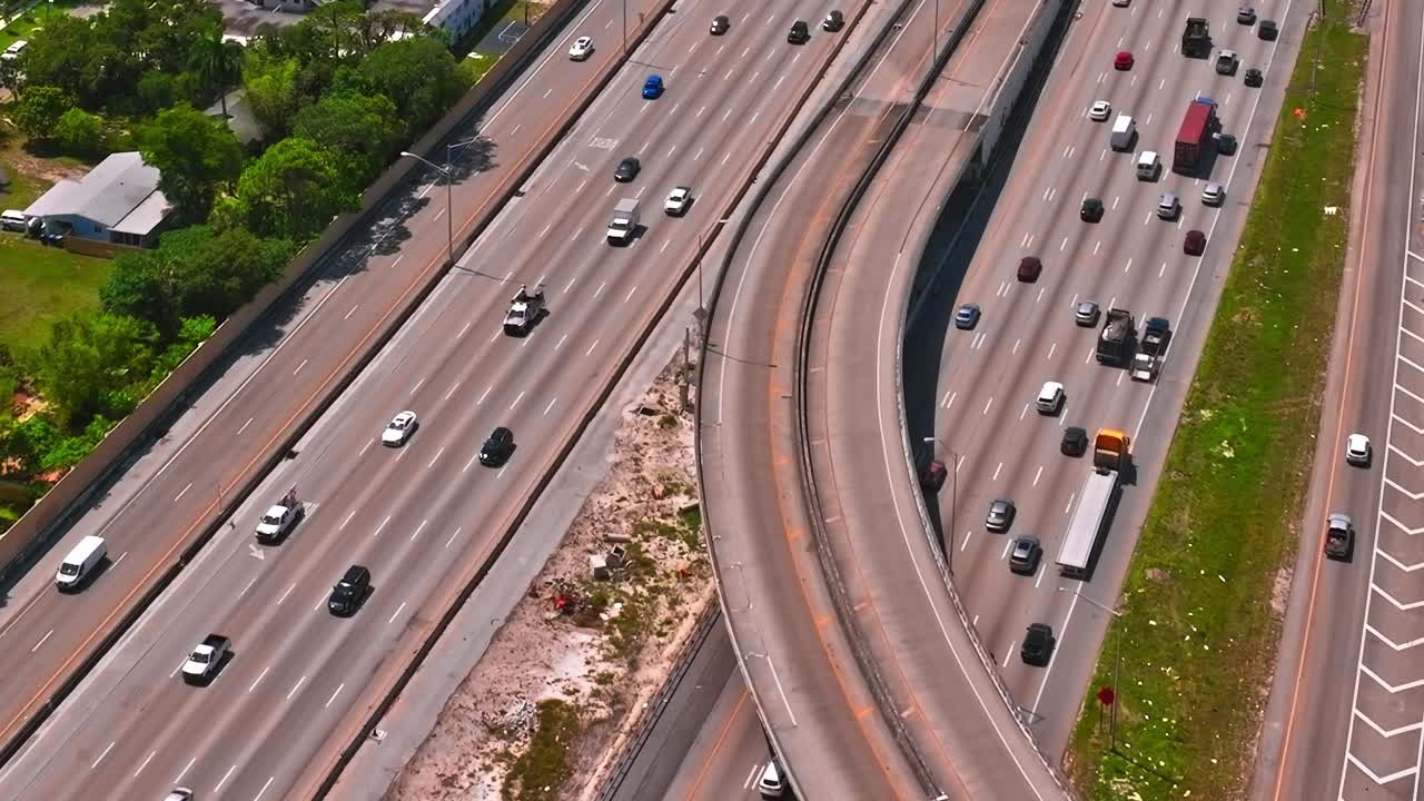 Il traffico scorre lungo le autostrade di Miami, Florida, in pieno giorno.