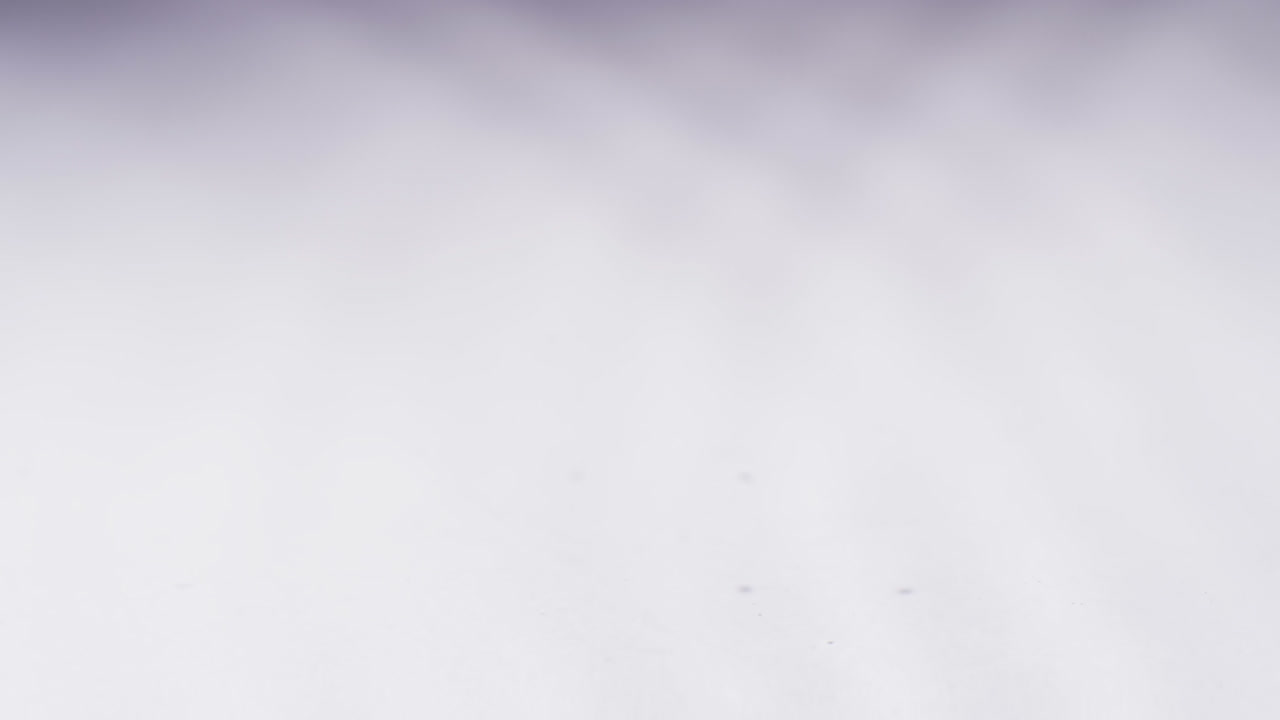 video de una gota de agua con espacio de copia en fondo blanco