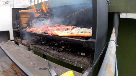 Lapso-De-Tiempo-De-Un-Hombre-Haciendo-Un-Asado-Con-Carbones-En-Un-Día-Soleado-En-Una-Barbacoa-Negra