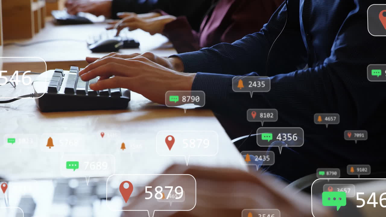 다양한 동료들이 키보드에서 입력하는 숫자를 가진 소셜 미디어 아이콘의 애니메이션