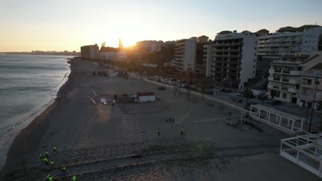 Ein-Malerischer-Blick-Auf-Die-Küste-Des-Strandes-Von-Marbella-Mit-Einem-Wunderschönen-Sonnenaufgang-Am-Himmel