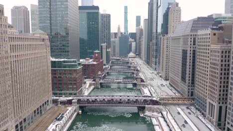 pedestal aéreo arriba revela el horizonte de la ciudad a lo largo del río chicago