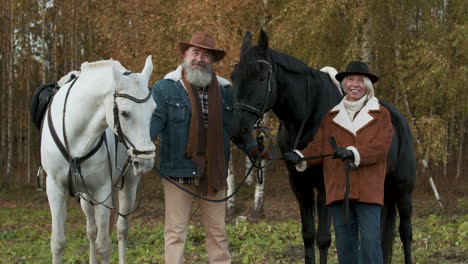 pareja posando con un caballo al aire libre