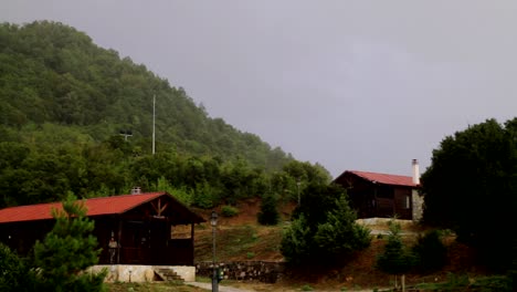 lloviendo en un pueblo con casas de madera en el bosque en las montañas tzoumerka en grecia