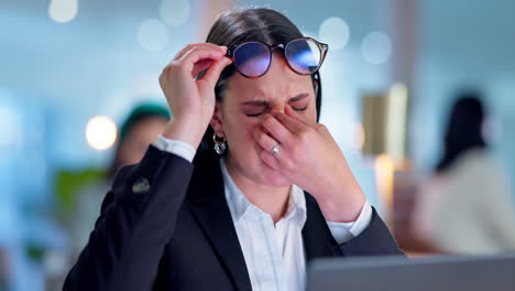 mujer de negocios, dolor de cabeza y gafas en la computadora
