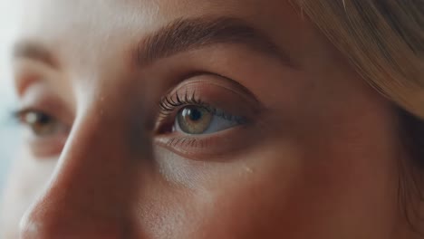 primer plano de los ojos y la cara de una mujer