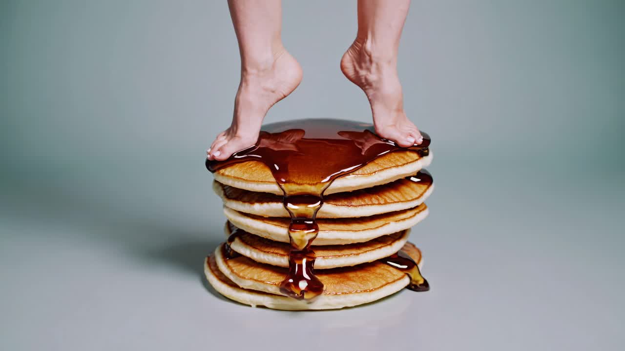 팬케이크 한 어리 위의 발