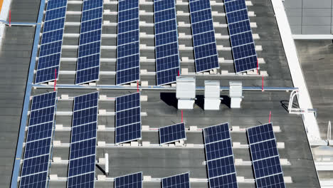 Módulos-Fotovoltaicos-En-El-Techo-De-Un-Edificio,-En-Un-Día-De-Verano:-Disparo-De-Telezoom-Con-Drones