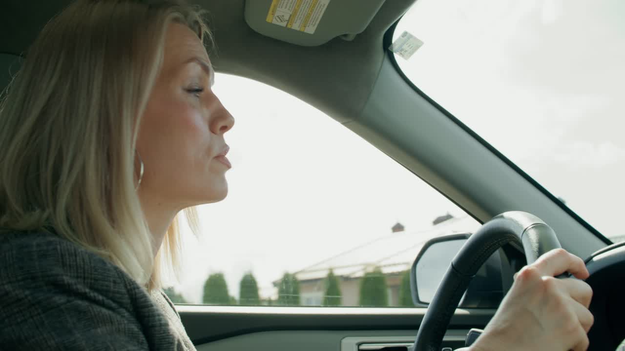 차를 운전하는 여자