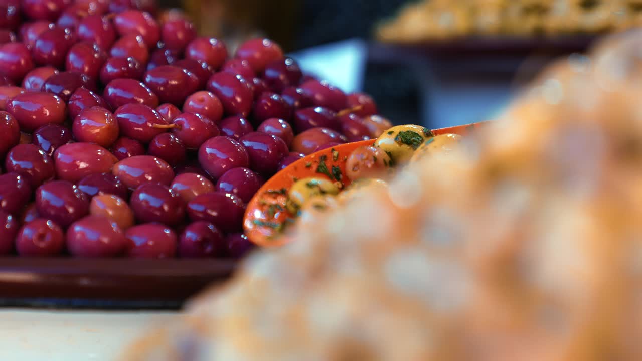 pila de olea europaea o aceitunas para la venta en el bazar callejero local en marrakech