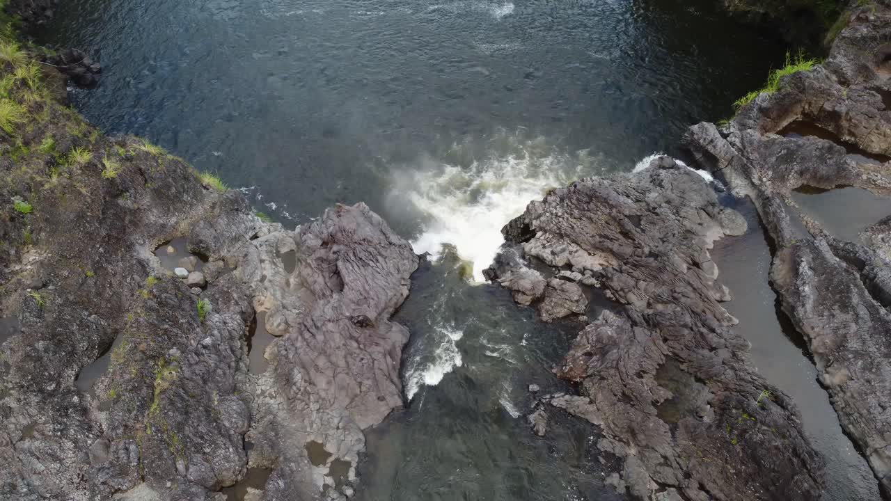 toma cinematográfica de drones de 4k de una cascada en la selva tropical cerca de hilo en la isla grande de hawaii