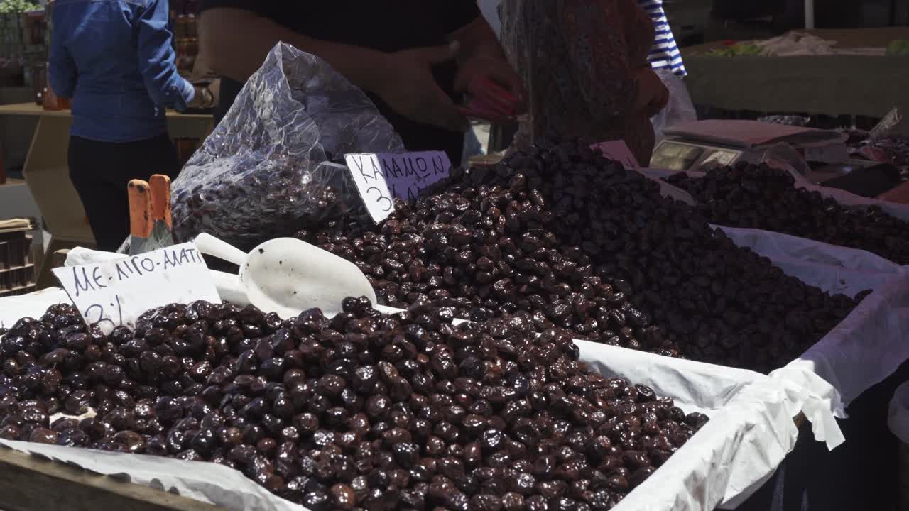 Frische schwarze Oliven zum Verkauf auf einem Markt in Rethymnon, Kreta, Griechenland