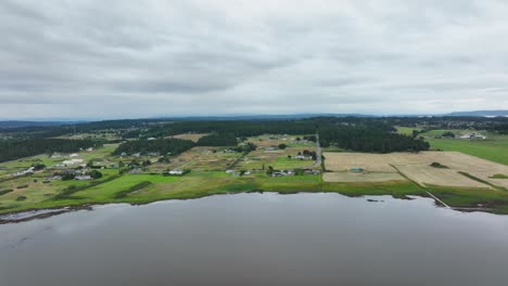 Vista-Aérea-De-Las-Tierras-Agrícolas-Que-Rodean-El-Lago-De-Los-Cisnes-En-La-Isla-Whidbey