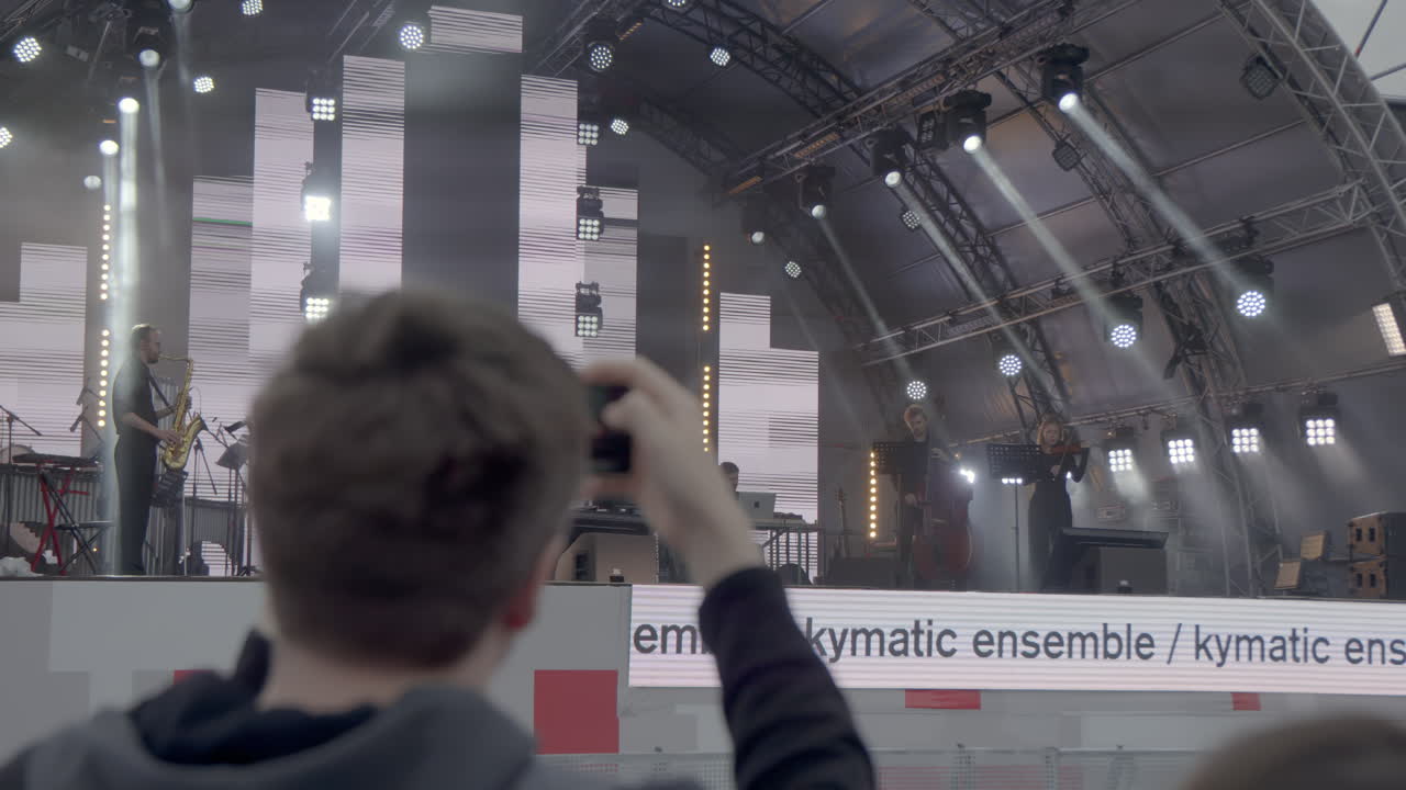 야외 축제에서 라이브 음악 공연