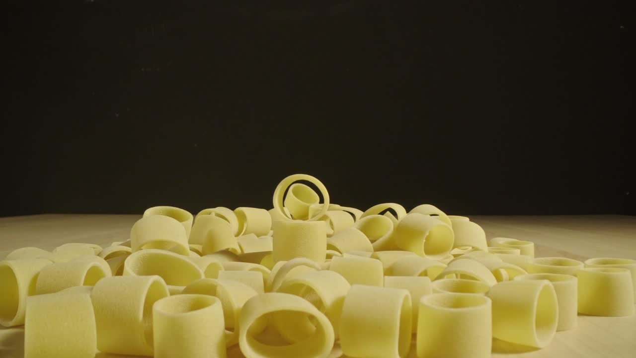 vista de la lente de la sonda macro de la pasta cruda, la plataforma rodante hacia adelante a través del anillo de la pasta