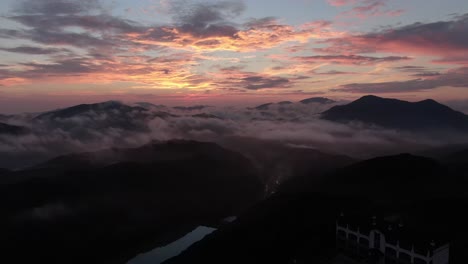 Un-Dron-Volando-Sobre-Las-Nubes-Temprano-En-La-Mañana