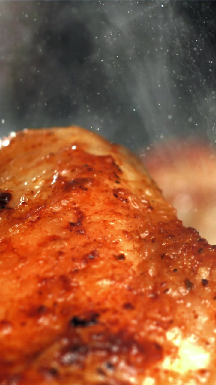 Macro di pelle di pollo croccante che sfrigola con vapore.