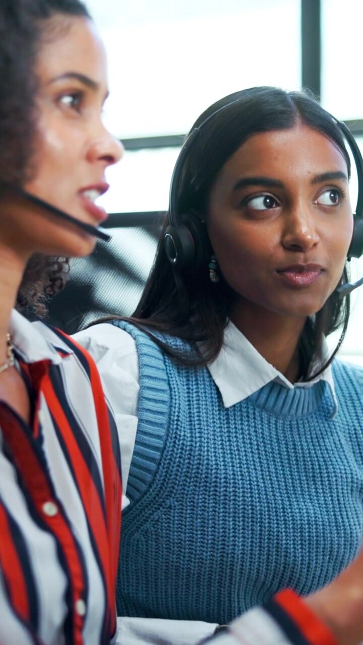 Due operatrici del servizio clienti che lavorano in un ufficio moderno
