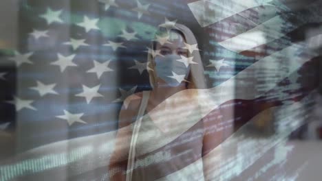 animación de la bandera de los estados unidos ondeando sobre una mujer caucásica con máscara facial en la calle de la ciudad