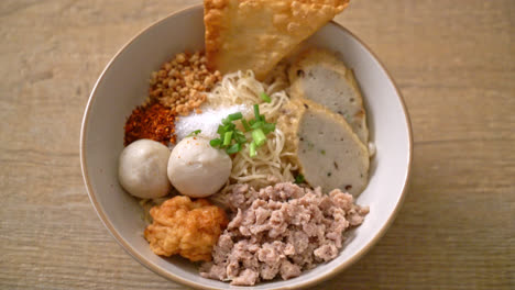 Fideos-De-Huevo-Picantes-Con-Bolas-De-Pescado-Y-Bolas-De-Camarones-Sin-Sopa---Estilo-De-Comida-Asiática