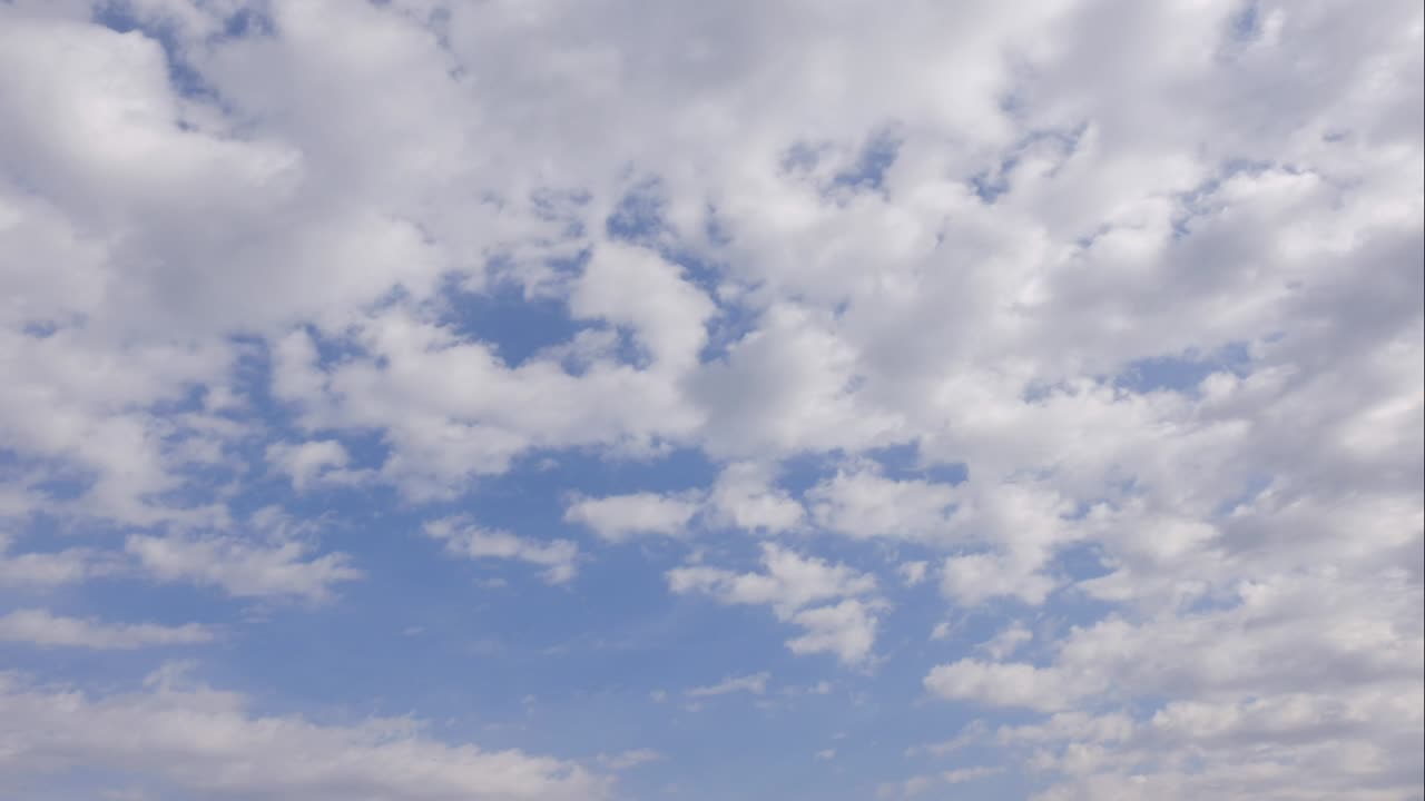 cielo azul nubes blancas. nubes puffy fluffy blancas. nube cúmulo scape lapso de tiempo. verano cielo azul lapso de tempo. dramático majestuoso increíble cielo azul. nubes blancos suaves se forman. nubes fondo lapso de time