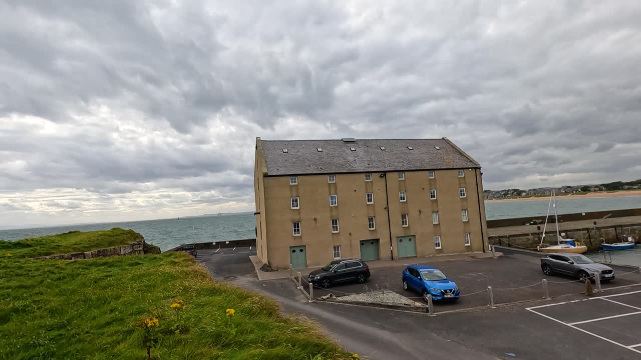 vista panorámica de la bahía y el cielo nublado