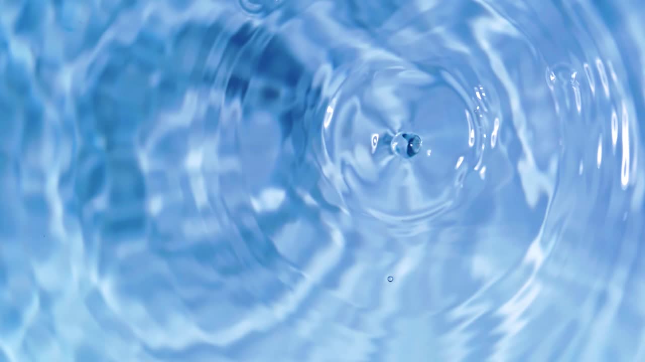 물 표면으로 떨어지는 드롭의 상위 뷰 슬로우 모션 및 흰색 배경에 분기 원