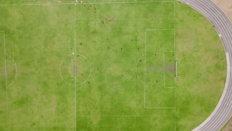 Imágenes-Aéreas-De-Arriba-Hacia-Abajo-De-Jugadores-De-Fútbol-Que-Salen-Del-Campo-En-Un-Campo-De-Fútbol-En-Huehuetenango,-Guatemala