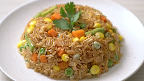 Arroz-Frito-Con-Guisantes,-Zanahoria-Y-Maíz---Estilo-De-Comida-Vegetariana-Y-Saludable