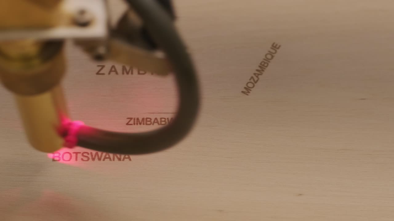 cnc 레이저 절단 기계는 나무판과 플라이우드에 세계 지도를 절단합니다.