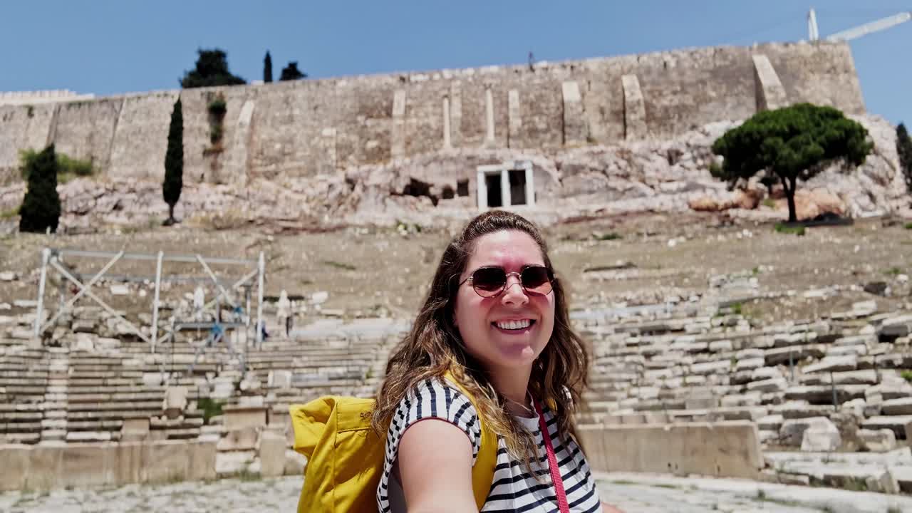 Donna rilassata che si gode il panorama all'Acropoli di Atene, Grecia