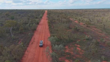 Ein-Auto-Mit-Allradantrieb-Fährt-Die-Rote-Unbefestigte-Straße-Der-Outback-Wüste-Hinunter