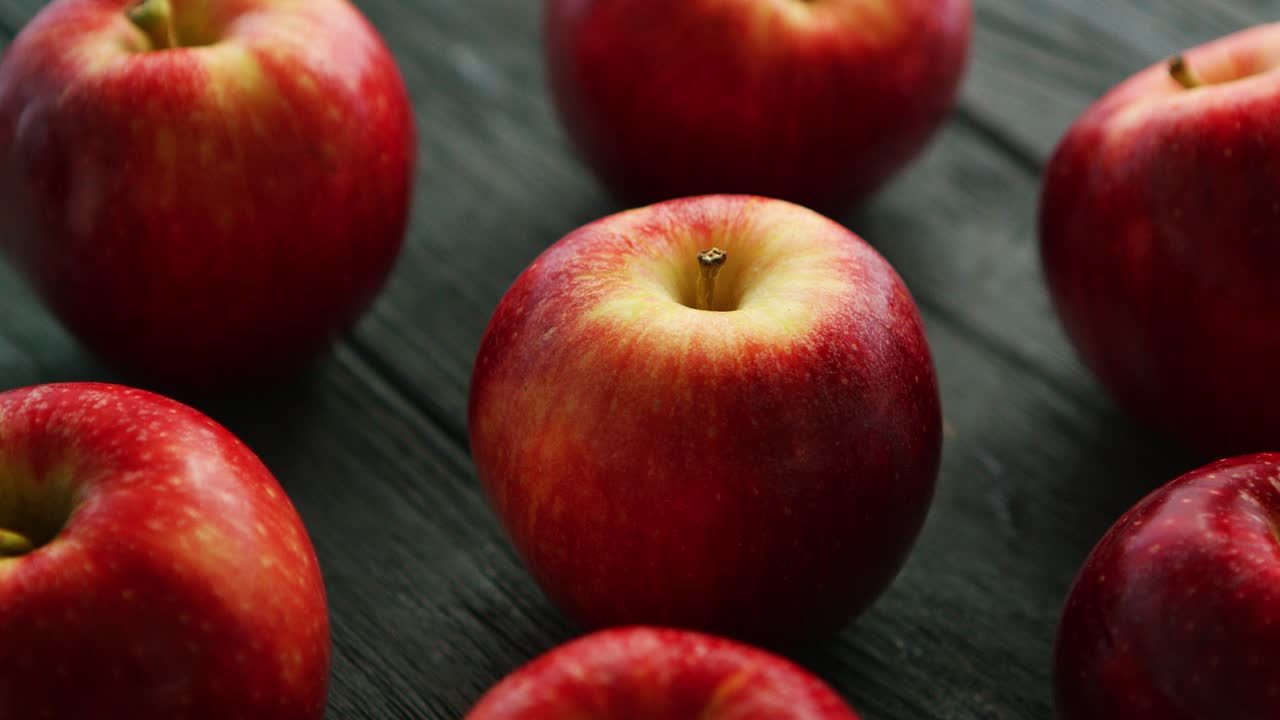 木製のテーブルに熟したリンゴ