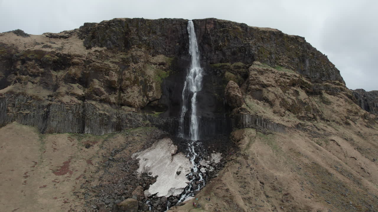 bjarnarfoss cascada - movimiento aéreo tomado en órbita y de cerca de la fantástica cascada islandesa en un día soleado