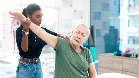 Frau,-Physiotherapie-Und-Arm-Strecken