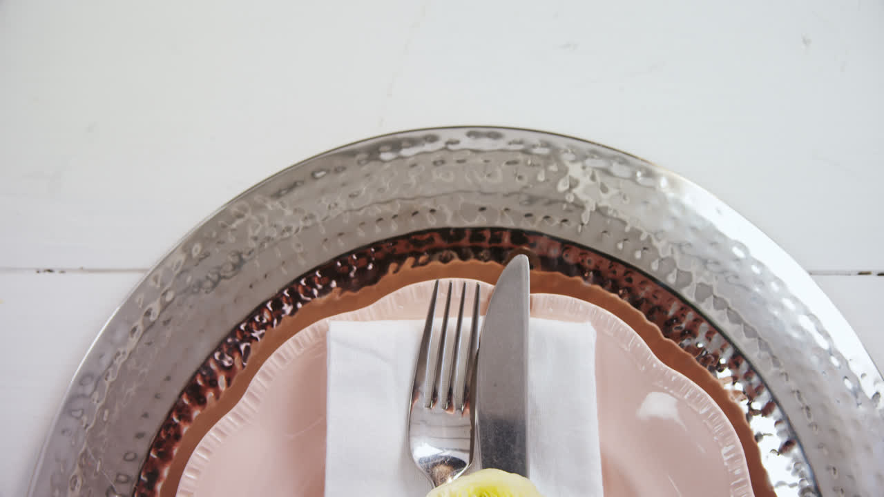 varios cubiertos en la mesa de madera 4k