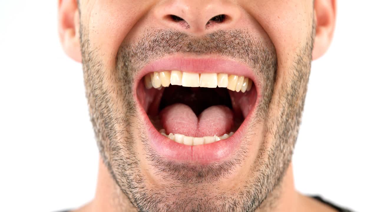 색 배경에서 비명을 지르는 남자