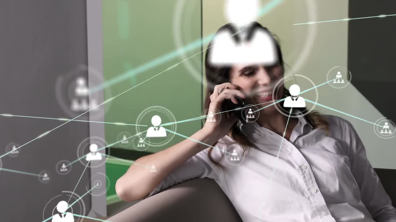 animación de una red de conexiones con iconos sobre una mujer de negocios caucásica que usa un teléfono inteligente