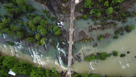 una toma aérea de un viejo puente capturando su encanto histórico y belleza escénica