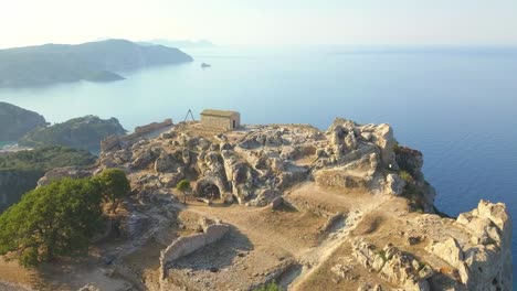 fortaleza en la cima de la colina de angelokastro vistas espectaculares a la costa jónica de corfú orbital