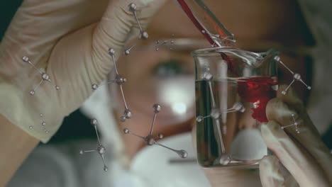 animación de moléculas sobre una científica caucásica vertiendo líquido en un vaso de laboratorio