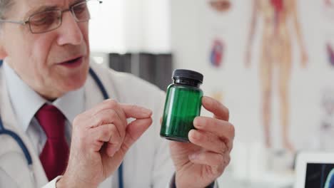 vista de mano del médico que recomienda medicamentos al paciente