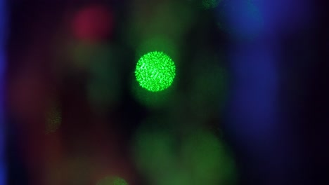 coloridas luces bokeh borrosas fuera de foco moviéndose en la habitación oscura, hermoso fondo abstracto, espacio de copia