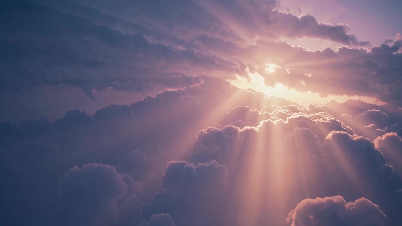 Raggi di sole che filtrano attraverso le nuvole nel cielo