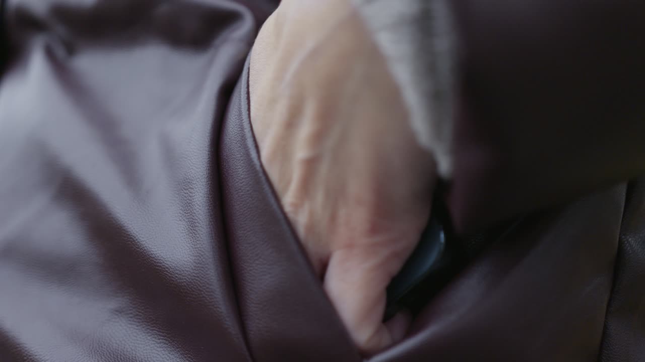 휴대전화와 함께 손 주머니에