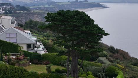 Atemberaubendes-Großes-Haus-Auf-Einer-Klippe-In-Der-Nähe-Von-Charlestown,-Cornwall,-Drohne,-Luftaufnahme