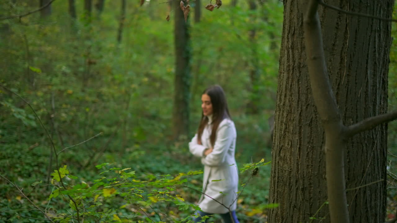 숲에서 산책 하는 커플