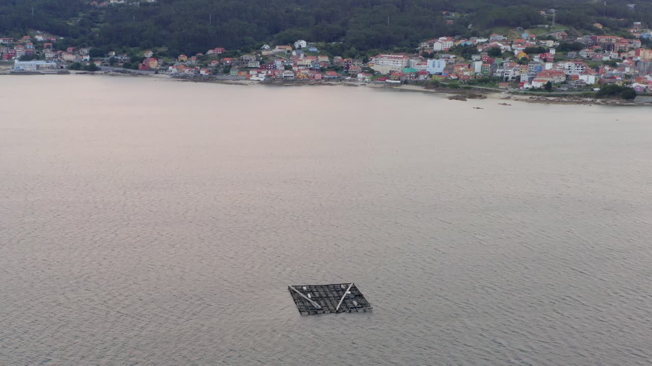 serenísima escena aérea de batea cerca de la pintoresca aldea española